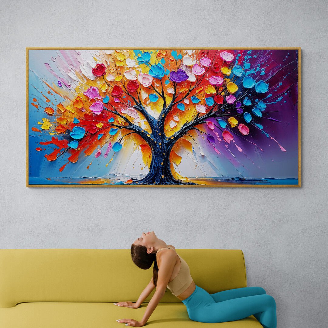 Albero artistico con colori caldi e freddi su fondo sfumato