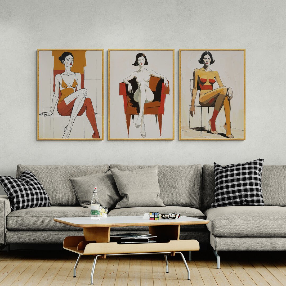 Tre quadri contemporanei con figure di donna seduta in pose stilizzate