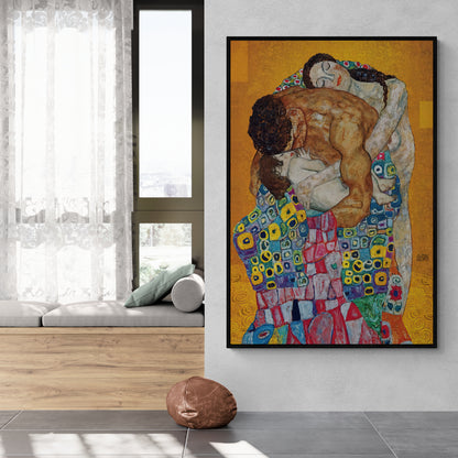 Quadro La Famiglia di Gustav Klimt appeso sopra divano grigio in zona living accogliente
