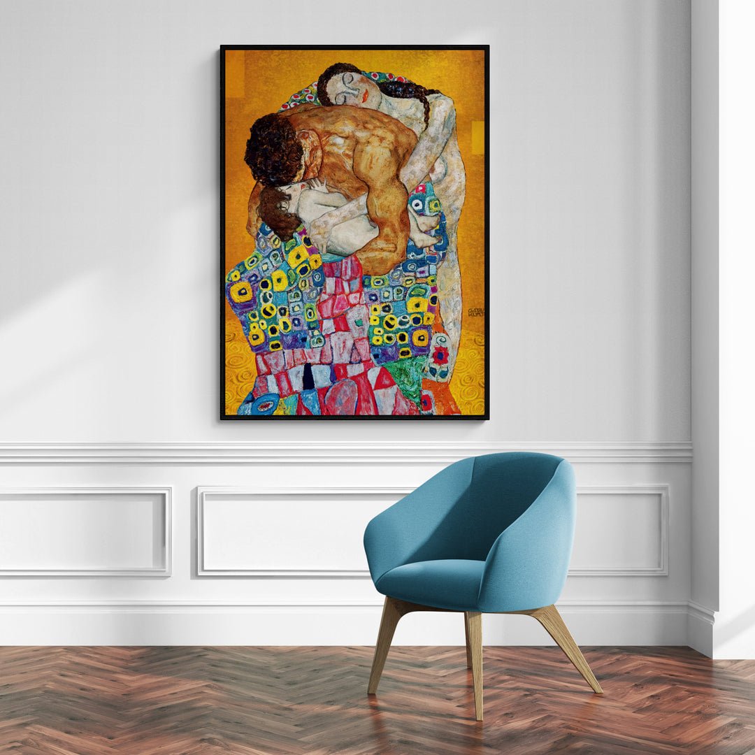 Quadro moderno La Famiglia di Gustav Klimt con cornice nera, stampa su tela in alta definizione su parete bianca in ambiente luminoso