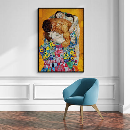 Quadro moderno La Famiglia di Gustav Klimt con cornice nera, stampa su tela in alta definizione su parete bianca in ambiente luminoso