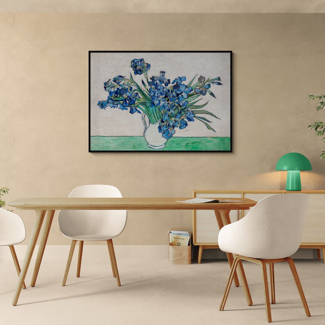 Quadro floreale con iris blu in vaso bianco – riproduzione Van Gogh