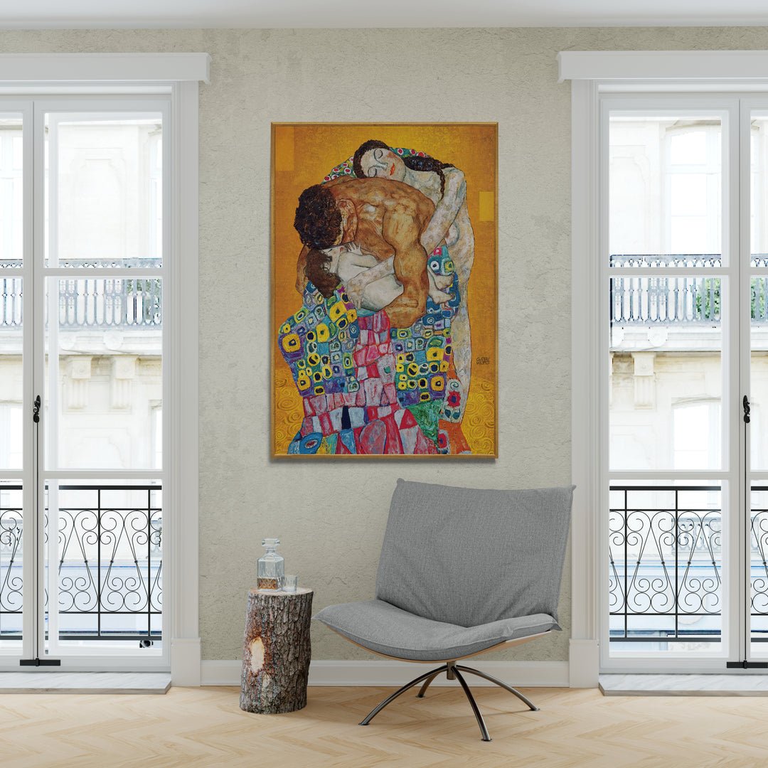 Stampa su tela La Famiglia di Gustav Klimt con cornice oro, ambientata in stanza classica e raffinata


