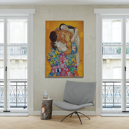 Stampa su tela La Famiglia di Gustav Klimt con cornice oro, ambientata in stanza classica e raffinata

