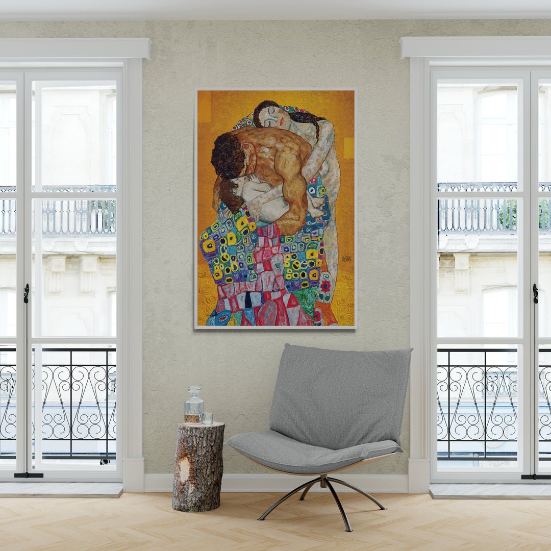 Stampa su tela La Famiglia di Klimt incorniciata in bianco, appesa su parete chiara in ambiente elegante