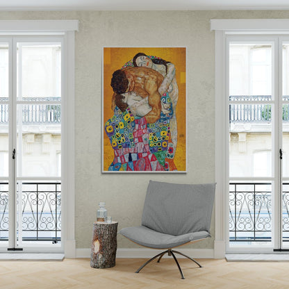 Stampa su tela La Famiglia di Klimt incorniciata in bianco, appesa su parete chiara in ambiente elegante