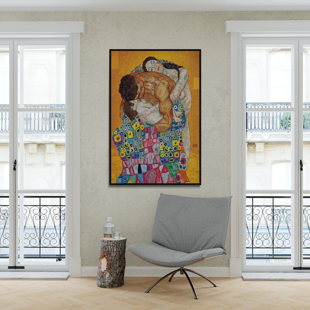 Quadro moderno su tela La Famiglia di Gustav Klimt con cornice nera, appeso su parete beige in soggiorno elegante
