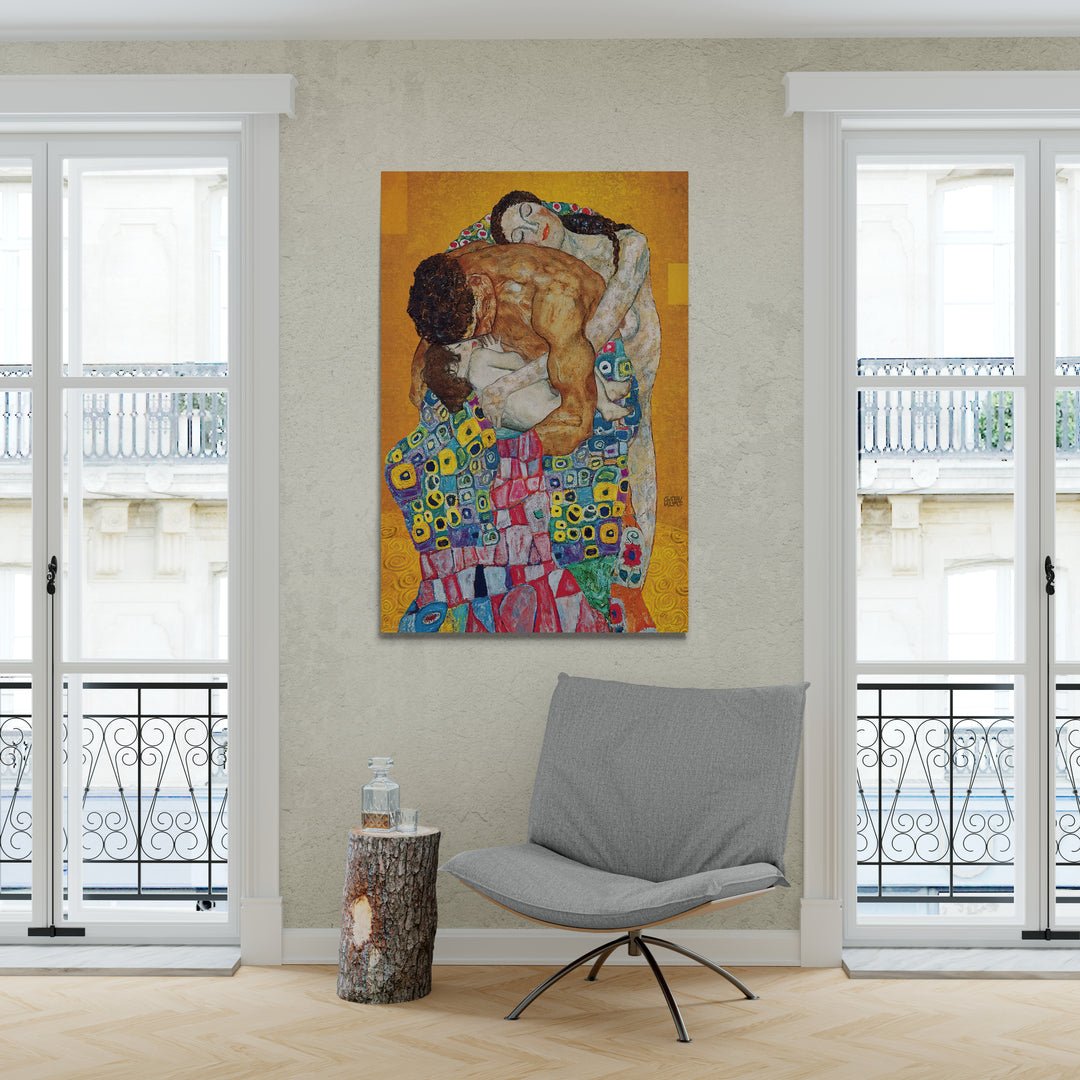 Grande stampa su tela La Famiglia di Klimt senza cornice, appesa su parete grigia in salotto contemporaneo

