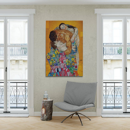 Grande stampa su tela La Famiglia di Klimt senza cornice, appesa su parete grigia in salotto contemporaneo

