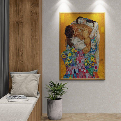 dettaglio del quadro appeso su parete grigio chiara e illuminata